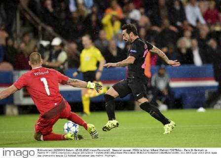 Ezequiel Lavezzi (PSG) vs Johan Wiland (Malmö) FOOTBALL : Paris St Germain vs Malmö FF - UEFA Champions League 2015 2016 - 15 09 2015 JBAutissier Panoramic 