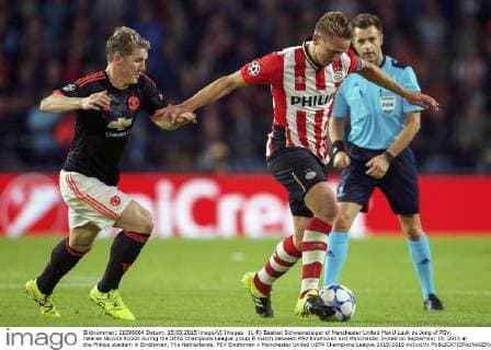 (L-R) Bastian Schweinsteiger of Manchester United ManU Luuk de Jong of PSV, referee Niccola Rizzoli during the UEFA Champions League group B match between PSV Eindhoven and Manchester United on September 15, 2015 at the Philips stadium in Eindhoven, The Netherlands. PSV Eindhoven v Manchester United UEFA Champions League 2015 2016 xVIxxIVx 4331911