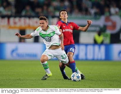 Max Kruse (VfL Wolfsburg) im Zweikampf mit Roman Eremenko (PFC CSKA Moskva)