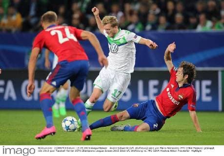 Andre Schuerrle (VfL Wolfsburg) wird von Mario Fernandes (PFC CSKA Moskva) gestoppt.