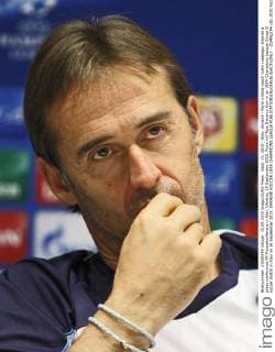 Sept. 15, 2015 - Kiev, Ukraine - Porto s head coach Julen Lopetegui attends a press conference PK Pressekonferenz in Kiev, Ukraine, 15 September 2015. Porto will face Dynamo Kyiv in an UEFA Champions League Group G soccer match in Kiev on 16 September 2015. UKRAINE SOCCER UEFA CHAMPIONS LEAGUE - ZUMAg194