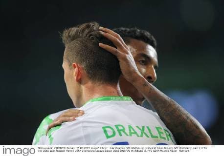 Luiz Gustavo (VfL Wolfsburg) gratuliert Julian Draxler (VfL Wolfsburg) zum 1-0 Tor