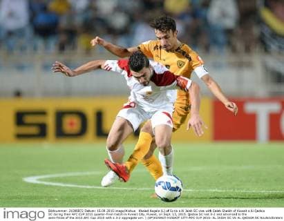 Khaled Kogale (L) of Syria s Al Jaish SC vies with Saleh Sheikh of Kuwait s Al Qadsia SC during their AFC CUP 2015 quarter-final match in Kuwait City, Kuwait, on Sept. 15, 2015. Qadsia SC lost 0-2 and advanced to the semi-finals of the 2015 AFC Cup 2015 with a 3-2 aggregate win. ) (SP)KUWAIT-KUWAIT CITY-AFC CUP 2015- AL JAISH SC VS AL QADSIA SC NoufalxIbrahim 