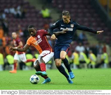 Fernando Torres (R) of Spain s Madrid Athletic vies with Lionel Carole of Turkey s Galatasaray during the UEFA Champions League Group C match in Istanbul, Turkey, on Sept. 15, 2015. Madrid Athletic won 2-0. ) (SP)TURKEY-ISTANBUL-SOCCER-UEFA CHAMPIONS LEAGUE-GALATASARAY VS MADRID ATHLETIC HexCanling 