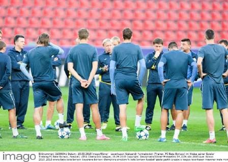 Leverkusen Aleksandr Yermakovich (Trainer, FC Bate Borisov) im Kreise seiner Spieler Training FC Bate Borisov, Fussball, UEFA Champions League, 15.09.2015 Copyright: Deutzmann Eibner-Pressefoto EP_CDN