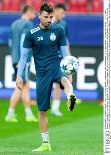 Leverkusen Filip Mladenovic ( 25, FC Bate Borisov) mit Nemanja Nikolic ( 10, FC Bate Borisov). Training FC Bate Borisov, Fussball, UEFA Champions League, 15.09.2015 Copyright: Deutzmann Eibner-Pressefoto EP_CDN