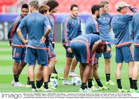 Leverkusen Die werkself lauscht den Worten von Roger Schmidt (n.i.B.) Training Bayer 04 Leverkusen, Fussball, UEFA Champions League, 15.09.2015 Copyright: Deutzmann Eibner-Pressefoto EP_CDN