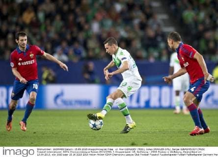 vl: Alan DZAGOEV (MOS), Julian DRAXLER (VfL), Sergei IGNASHEVICH (MOS) Fussball international: UEFA Championsleague Saison 2015 2016, 1.Gruppenspiel: VfL Wolfsburg - ZSKA Moskau in Wolfsburg, Deutschland am 15.09.2015,