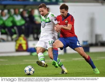 15.09.2015, Fussball, Saison 2015 2016, Champions League, 2015 16, Vorrunde, VfL Wolfsburg - ZSKA Moskau 1:0, Julian Draxler (VfL Wolfsburg), li., gegen Georgi Schennikov (ZSKA Moskau)