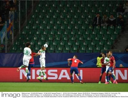 15.09.2015, Fussball, Saison 2015 2016, Champions League, 2015 16, Vorrunde, VfL Wolfsburg - ZSKA Moskau 1:0, Kopfballaktion von Bas Dost (VfL Wolfsburg), links Dante (VfL Wolfsburg) vor leeren Zuschauerrängen in der Volkswagenarena