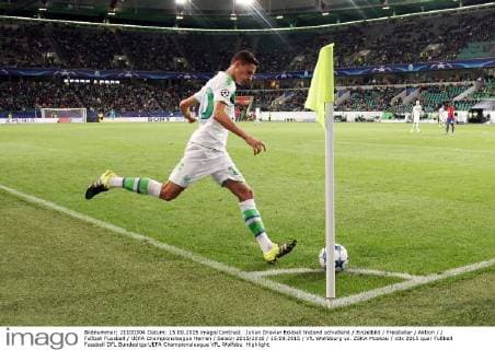 Julian Draxler Eckball tretend schießend Einzelbild Freisteller Aktion Fußball Fussball UEFA Championsleague Herren Saison 2015 2016 15.09.2015 VfL Wolfsburg vs. ZSKA Moskau