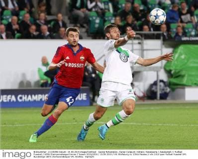 Georgi Schennikov, Daniel Caligiuri Aktion Spielszene Zweikampf Fußball Fussball UEFA Championsleague Herren Saison 2015 2016 15.09.2015 VfL Wolfsburg vs. ZSKA Moskau