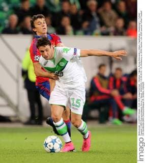 Christian Träsch, Roman Eremenko Aktion Spielszene Zweikampf Fußball Fussball UEFA Championsleague Herren Saison 2015 2016 15.09.2015 VfL Wolfsburg vs. ZSKA Moskau