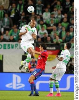 Naldo, Roman Eremenko, Luiz Gustavo Dias Aktion Spielszene Zweikampf Fußball Fussball UEFA Championsleague Herren Saison 2015 2016 15.09.2015 VfL Wolfsburg vs. ZSKA Moskau