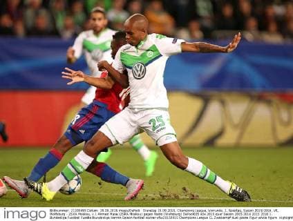 Dienstag 15.09.2015, Champions League, Vorrunde, 1. Spieltag, Saison 2015 2016, VfL Wolfsburg - ZSKA Moskau, v.l. Ahmed Musa (ZSKA Moskau) gegen Naldo (Wolfsburg) DeFodi035