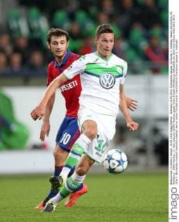 Dienstag 15.09.2015, Champions League, Vorrunde, 1. Spieltag, Saison 2015 2016, VfL Wolfsburg - ZSKA Moskau, v.l. Alan Dzagoev (ZSKA Moskau) gegen Julian Draxler (Wolfsburg) DeFodi035