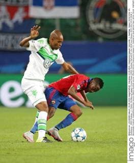 Dienstag 15.09.2015, Champions League, Vorrunde, 1. Spieltag, Saison 2015 2016, VfL Wolfsburg - ZSKA Moskau, v.l. Naldo (Wolfsburg) gegen Ahmed Musa (ZSKA Moskau) DeFodi035