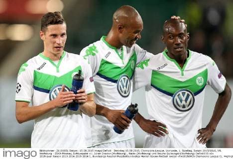 Dienstag 15.09.2015, Champions League, Vorrunde, 1. Spieltag, Saison 2015 2016, VfL Wolfsburg - ZSKA Moskau, Schlussjubel v.l. Julian Draxler (Wolfsburg) , Naldo (Wolfsburg) und Josuha Guilavogui (Wolfsburg) DeFodi035