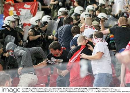 Aktuell Fußball, Champions League, Olympiakos Piräus - Bayern München, Ausschreitungen im Stadion vor Spielbeginn Piraeus Polizei pruegelt auf die Fans (FC Bayern Muenchen) ein, Olympiakos Piraeus vs. FC Bayern Muenchen, Fussball, Champions League, 16.09.2015 , Copyright: Kolbert Eibner-Pressefoto EP_CKT