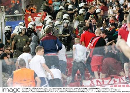 Aktuell Fußball, Champions League, Olympiakos Piräus - Bayern München, Ausschreitungen im Stadion vor Spielbeginn Piraeus Polizei pruegelt auf die Fans (FC Bayern Muenchen) ein, Olympiakos Piraeus vs. FC Bayern Muenchen, Fussball, Champions League, 16.09.2015 , Copyright: Kolbert Eibner-Pressefoto EP_CKT