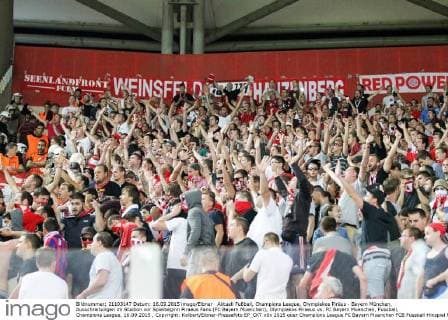 Aktuell Fußball, Champions League, Olympiakos Piräus - Bayern München, Ausschreitungen im Stadion vor Spielbeginn Piraeus Fans (FC Bayern Muenchen), Olympiakos Piraeus vs. FC Bayern Muenchen, Fussball, Champions League, 16.09.2015 , Copyright: Kolbert Eibner-Pressefoto EP_CKT
