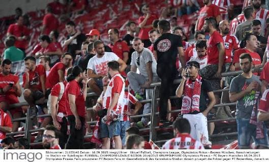 Aktuell Fußball, Champions League, Olympiakos Piräus - Bayern München, Ausschreitungen im Stadion vor Spielbeginn FUSSBALL CHAMPIONS LEAGUE SAISON 2014 2015 GRUPPENPHASE Olympiakos Piraeus - FC Bayern Muenchen 16.09.2015 Olympiakos Piraeus Fans provozieren FC Bayern Fans im Gaestefanblock des Karaiskakis-Stadion danach pruegelt die Polizei gegen FC Bayernfans, danach wirken sie unschuldig 
