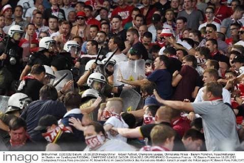 Aktuell Fußball, Champions League, Olympiakos Piräus - Bayern München, Ausschreitungen im Stadion vor Spielbeginn FUSSBALL CHAMPIONS LEAGUE SAISON 2014 2015 GRUPPENPHASE Olympiakos Piraeus - FC Bayern Muenchen 16.09.2015 Olympiakos Piraeus Fans provozieren FC Bayern Fans im Gaestefanblock des Karaiskakis-Stadion danach pruegelt die Polizei gegen FC Bayern Fans 