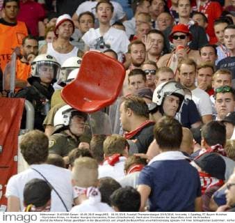 16.09.2015, Fussball Championsleague 2015 2016, Vorrunde, 1.Spieltag, FC Bayern München - Olympiakos Piräus, im Stadion Georgios Karaiskakis, Piräus (Griechenland). Nach einer Provokation der Bayernfans durch die Piräusfans stürmt die Athener Polizei gewaltsam in den Bayernblock und prügelt die Bayernfans unverhältnismässig agressiv mit ihren Schlagstöcken zusammen. Vorher fliegt noch eine Sitzschale auf die Polizeibeamten. 