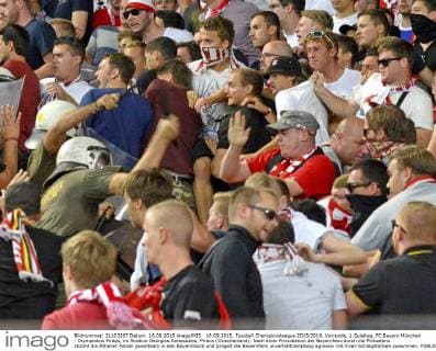 16.09.2015, Fussball Championsleague 2015 2016, Vorrunde, 1.Spieltag, FC Bayern München - Olympiakos Piräus, im Stadion Georgios Karaiskakis, Piräus (Griechenland). Nach einer Provokation der Bayernfans durch die Piräusfans stürmt die Athener Polizei gewaltsam in den Bayernblock und prügelt die Bayernfans unverhältnismässig agressiv mit ihren Schlagstöcken zusammen. 