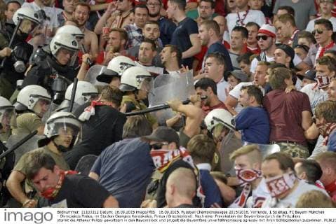 16.09.2015, Fussball Championsleague 2015 2016, Vorrunde, 1.Spieltag, FC Bayern München - Olympiakos Piräus, im Stadion Georgios Karaiskakis, Piräus (Griechenland). Nach einer Provokation der Bayernfans durch die Piräusfans stürmt die Athener Polizei gewaltsam in den Bayernblock und prügelt die Bayernfans unverhältnismässig agressiv mit ihren Schlagstöcken zusammen. 