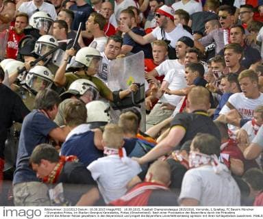 16.09.2015, Fussball Championsleague 2015 2016, Vorrunde, 1.Spieltag, FC Bayern München - Olympiakos Piräus, im Stadion Georgios Karaiskakis, Piräus (Griechenland). Nach einer Provokation der Bayernfans durch die Piräusfans stürmt die Athener Polizei gewaltsam in den Bayernblock und prügelt die Bayernfans unverhältnismässig agressiv mit ihren Schlagstöcken zusammen. 