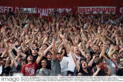 FUSSBALL CHAMPIONS LEAGUE SAISON 2014 2015 GRUPPENPHASE Olympiakos Piraeus - FC Bayern Muenchen 16.09.2015 FC Bayern Fans im Gaestefanblock des Karaiskakis-Stadion begruessen lautstark ihr Team 