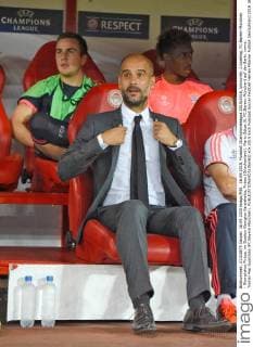 16.09.2015, Fussball Championsleague 2015 2016, Vorrunde, 1.Spieltag, FC Bayern München - Olympiakos Piräus, im Stadion Georgios Karaiskakis, Piräus (Griechenland). Mario Götze (li, FC Bayern München) auf der Bank. vorne: Trainer Pep Guardiola (FC Bayern München). 