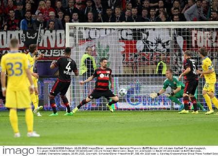 Leverkusen Nemanja Milunovic (BATE Borisov 19) mit dem Kopfball-Tor zum Ausgleich, 1:1 gegen Roberto Hilbert (Bayer 04 Leverkusen 13) und Torwart Bernd Leno (Bayer 04 Leverkusen 1) Bayer 04 Leverkusen vs BATE Baryssau, Fussball, Champions-League, 16.09.2015, Copyright: Schueler Eibner-Pressefoto EP_JSE