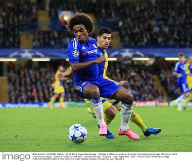 Chelsea s Willian in action as he pulls his hamstring and goes off injured UEFA Champions League - Chelsea vs Maccabi Tel Aviv - Stamford Bridge - England - 16th September 2015 - Picture David Klein Sportimage EDITORIAL USE ONLY. No use with unauthorised audio, video, data, fixture lists, club league logos or live services. Online in-match use limited to 120 images, no video emulation. No use in betting, games or single club league player publications.