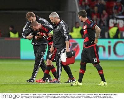 16.09.2015, xovx, Fussball UEFA Champions League, Bayer 04 Leverkusen - Bate Baryssau, emspor Lars Bender (Bayer 04 Leverkusen) muss verletzt vom Platz, re. Roberto Hilbert (Bayer 04 Leverkusen), Freisteller.