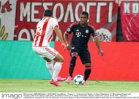 Piraeus l-r: im Zweikampf, Aktion, mit Omar Elabdellaoui 14 (Olympiakos Piraeus) und Douglas Costa 11 (FC Bayern Muenchen), Olympiakos Piraeus vs. FC Bayern Muenchen, Fussball, Champions League, 16.09.2015 , Copyright: Kolbert Eibner-Pressefoto EP_CKT