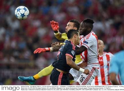 FUSSBALL CHAMPIONS LEAGUE SAISON 2014 2015 GRUPPENPHASE Olympiakos Piraeus - FC Bayern Muenchen 16.09.2015 Torwart Roberto (li) und Arthur Masuaku (re, beide Olympiakos Piraeus) gegen Thiago Alcantara (mitte, FC Bayern Muenchen) 
