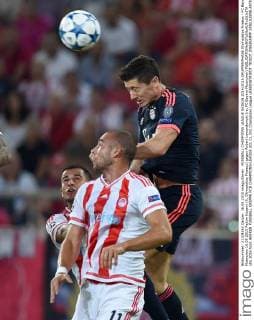 FUSSBALL CHAMPIONS LEAGUE SAISON 2014 2015 GRUPPENPHASE Olympiakos Piraeus - FC Bayern Muenchen 16.09.2015 Pajtim Kasami (li, Olympiakos Piraeus) gegen Robert Lewandowski (re, FC Bayern Muenchen) 