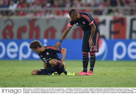 FUSSBALL CHAMPIONS LEAGUE SAISON 2014 2015 GRUPPENPHASE Olympiakos Piraeus - FC Bayern Muenchen 16.09.2015 Thomas Mueller (li) und Arturo Vidal (re, beide FC Bayern Muenchen) 