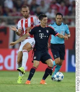 FUSSBALL CHAMPIONS LEAGUE SAISON 2014 2015 GRUPPENPHASE Olympiakos Piraeus - FC Bayern Muenchen 16.09.2015 Pajtim Kasami (li, Olympiakos Piraeus) gegen Robert Lewandowski (re, FC Bayern Muenchen) 
