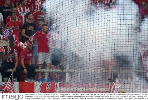 FUSSBALL CHAMPIONS LEAGUE SAISON 2014 2015 GRUPPENPHASE Olympiakos Piraeus - FC Bayern Muenchen 16.09.2015 Fans von Olympiakos Piraeus lassen es rauchen 