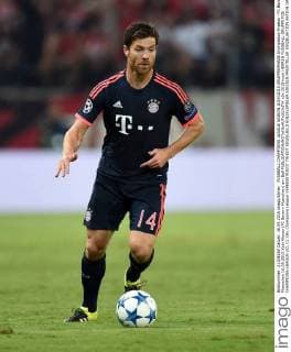 FUSSBALL CHAMPIONS LEAGUE SAISON 2014 2015 GRUPPENPHASE Olympiakos Piraeus - FC Bayern Muenchen 16.09.2015 Xabi Alonso (FC Bayern Muenchen) am Ball 