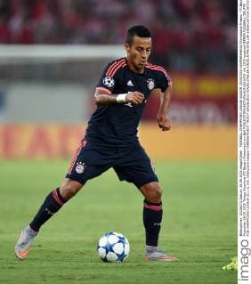 FUSSBALL CHAMPIONS LEAGUE SAISON 2014 2015 GRUPPENPHASE Olympiakos Piraeus - FC Bayern Muenchen 16.09.2015 Thiago Alcantara (FC Bayern Muenchen) am Ball 