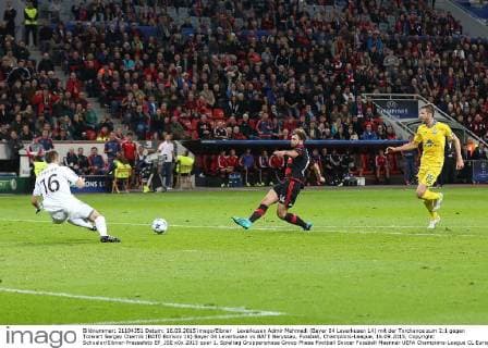 Leverkusen Admir Mehmedi (Bayer 04 Leverkusen 14) mit der Torchance zum 2:1 gegen Torwart Sergey Chernik (BATE Borisov 16) Bayer 04 Leverkusen vs BATE Baryssau, Fussball, Champions-League, 16.09.2015, Copyright: Schueler Eibner-Pressefoto EP_JSE