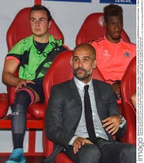 FUSSBALL CHAMPIONS LEAGUE SAISON 2014 2015 GRUPPENPHASE Olympiakos Piraeus - FC Bayern Muenchen 16.09.2015 Trainer Pep Guardiola sitzt auf der Ersatzbank, hinter ihm hat Mario Goetze Platz genommen 