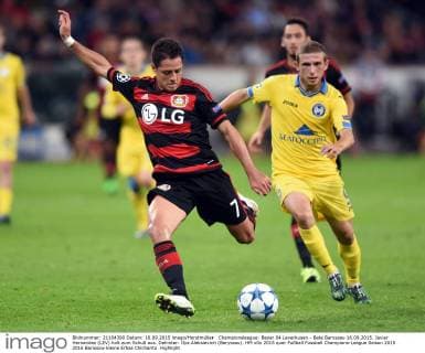 Championsleague: Bayer 04 Leverkusen - Bate Baryssau 16.09.2015. Javier Hernandez (LEV) holt zum Schuß aus. Dahinter: Ilya Aleksievich (Baryssau). HM