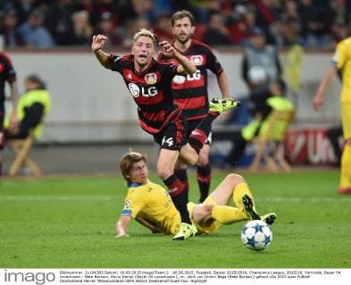 16.09.2015, Fussball, Saison 2015 2016, Champions League, 2015 16, Vorrunde, Bayer 04 Leverkusen - Bate Borisov, Kevin Kampl (Bayer 04 Leverkusen), re., wird von Dmitri Baga (Bate Borisov) gefoult
