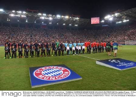 FUSSBALL CHAMPIONS LEAGUE SAISON 2014 2015 GRUPPENPHASE Olympiakos Piraeus - FC Bayern Muenchen 16.09.2015 Die Mannschaften vom FC Bayern Muenchen und Olympiakos Piraeus nehmen Aufstellung 