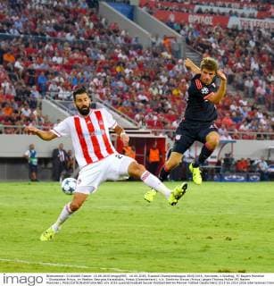 16.09.2015, Fussball Championsleague 2015 2016, Vorrunde, 1.Spieltag, FC Bayern München - Olympiakos Piräus, im Stadion Georgios Karaiskakis, Piräus (Griechenland). v.li: Dimitrios Siovas (Piräus) gegen Thomas Müller (FC Bayern München). 